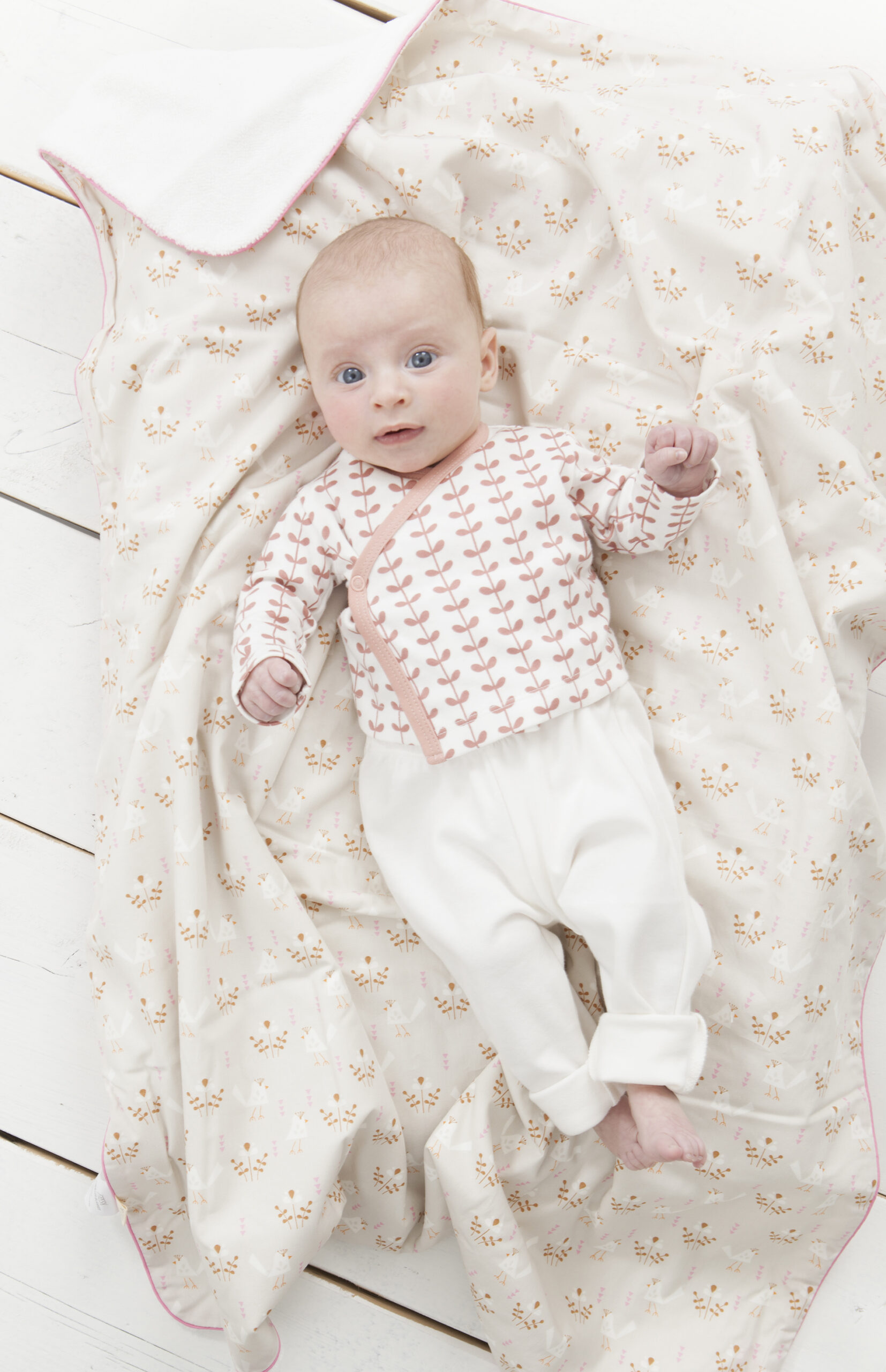 Bluza cu capse Leaves mellowrose si pantaloni uni Offwhite - Fresk Bluza cu capse Leaves mellowrose si pantaloni uni Offwhite - Fresk
