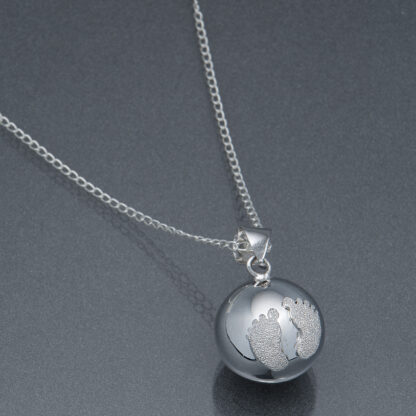 Bola argintiu cu piciorușe din pudră de diamant (lanț argint)